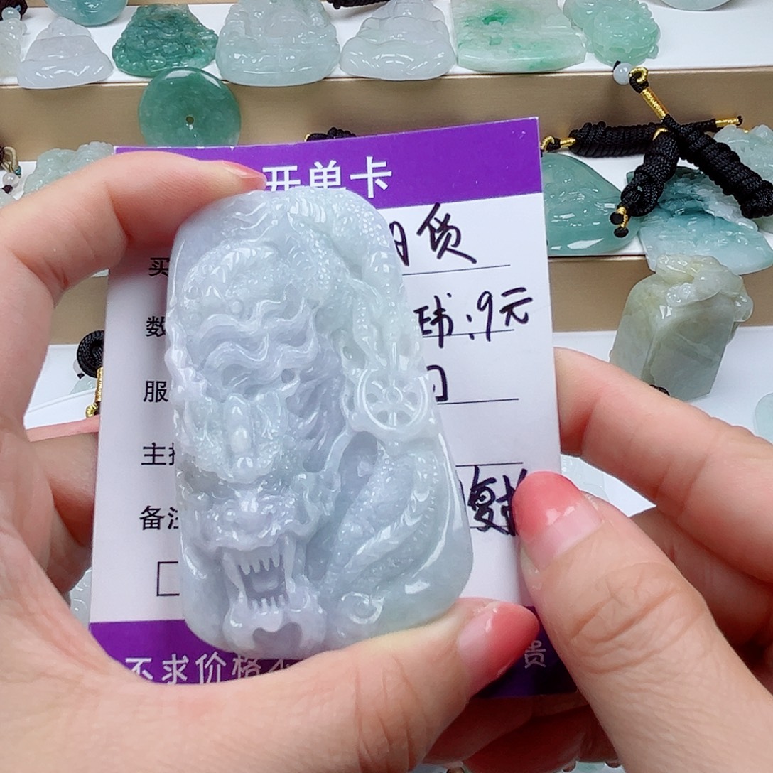 翡翠未镶嵌颈饰      