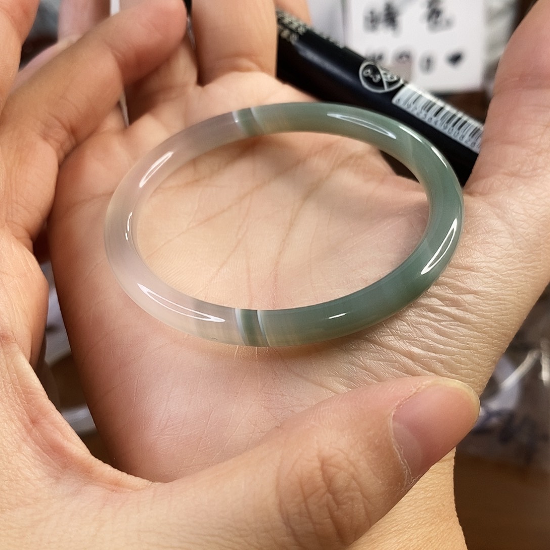 玛瑙/玉髓未镶嵌手镯C285。54.3圈。瑕