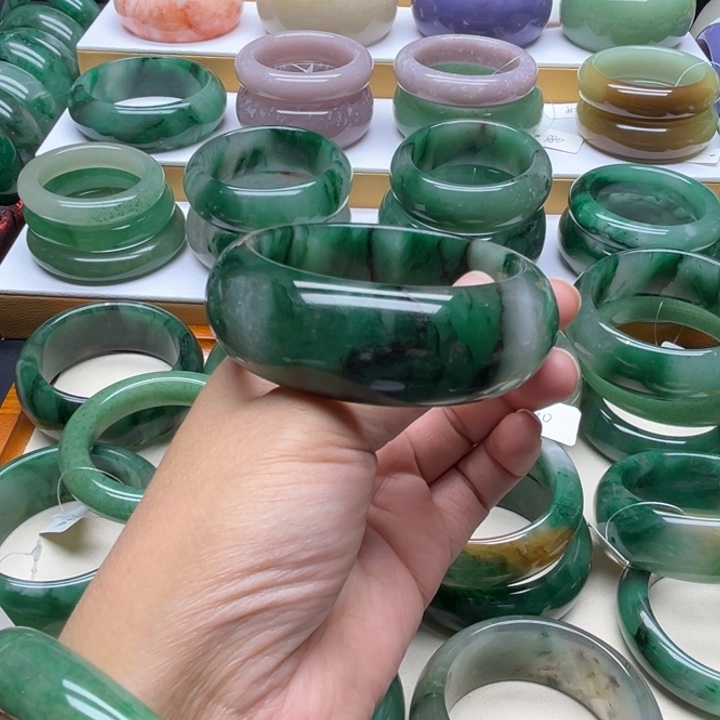 小***春石英质玉（非洲翠）未镶嵌手镯