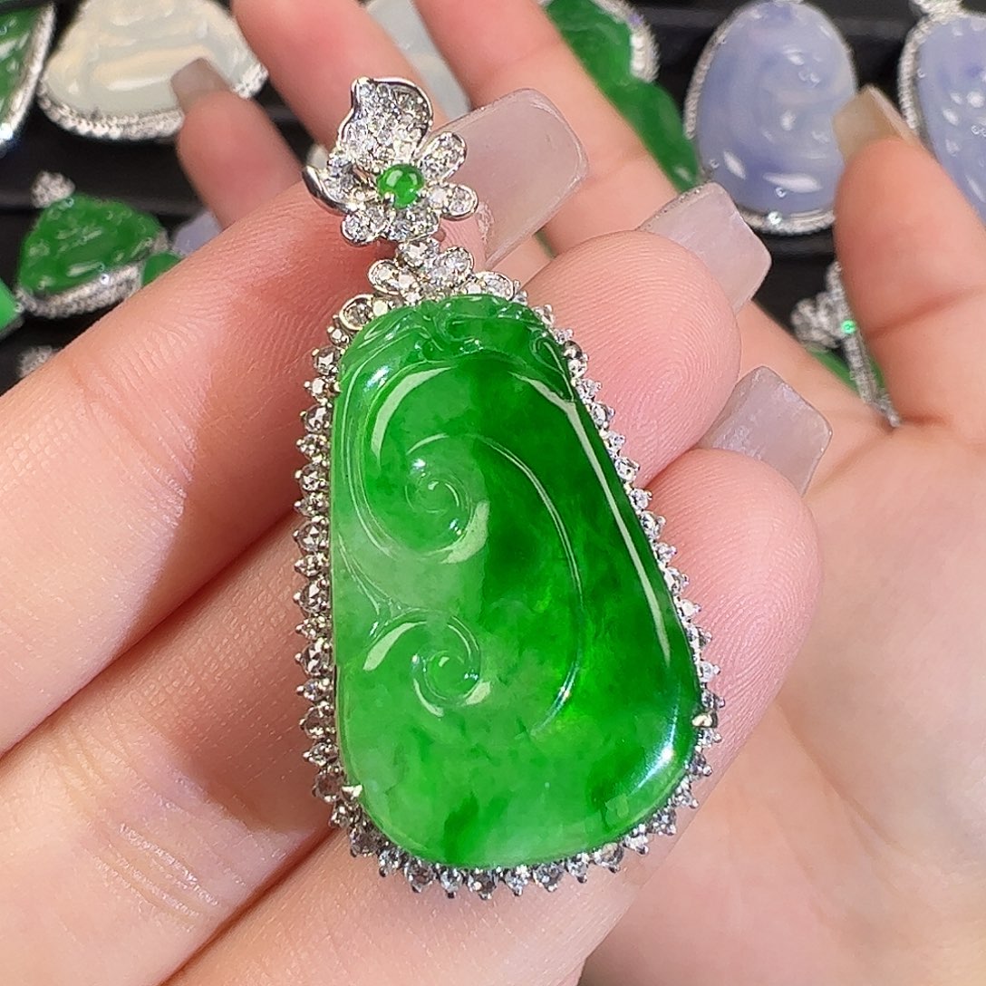 翡翠颈饰18K金镶嵌如意