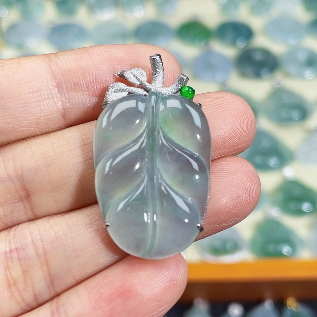 翡翠18K金镶嵌颈饰吊坠