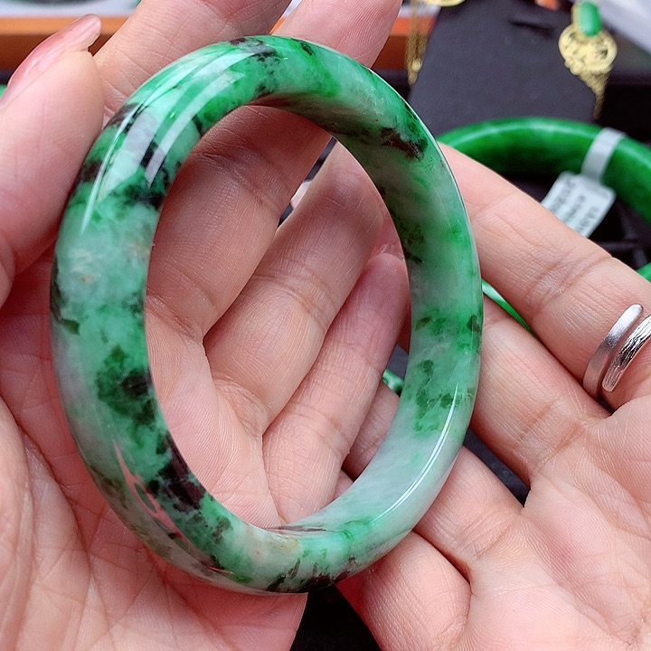 翡翠手镯未镶嵌翡翠