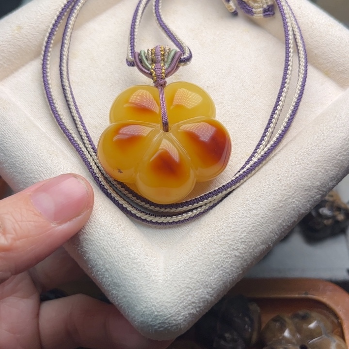 琥珀未镶嵌颈饰花17克