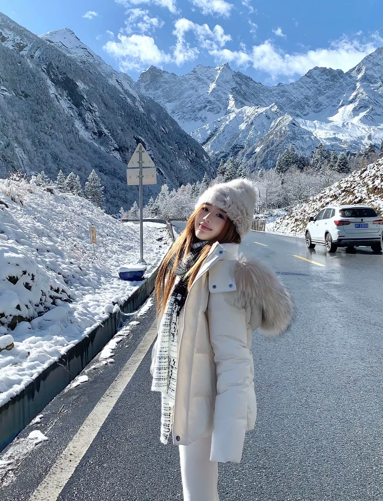 2025新款收腰版羽绒服女冬季修身可拆卸毛领外套