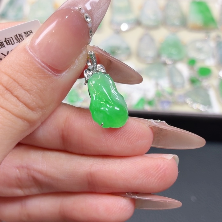 颈饰18K金镶嵌翡翠