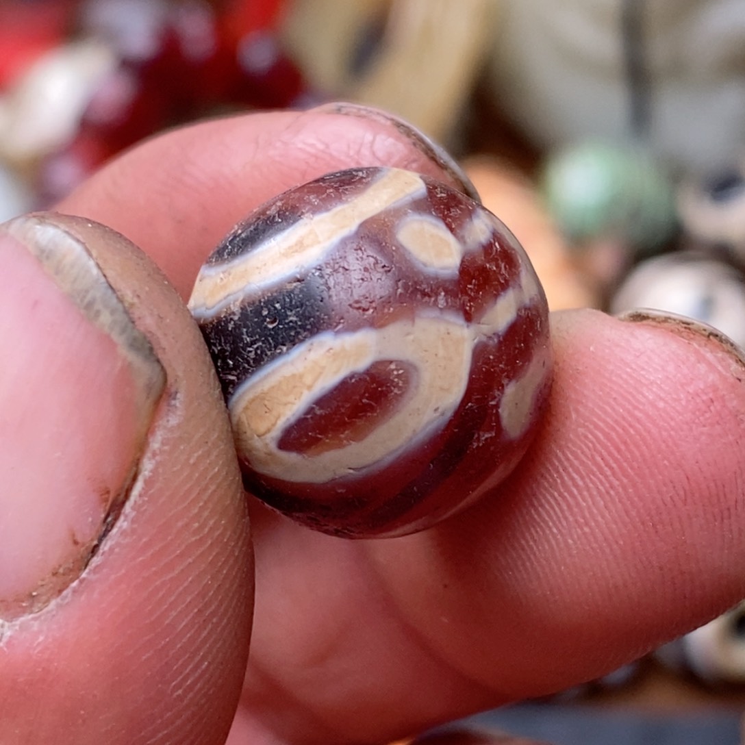 DIY琉璃珠子的颜色是蓝色和白色