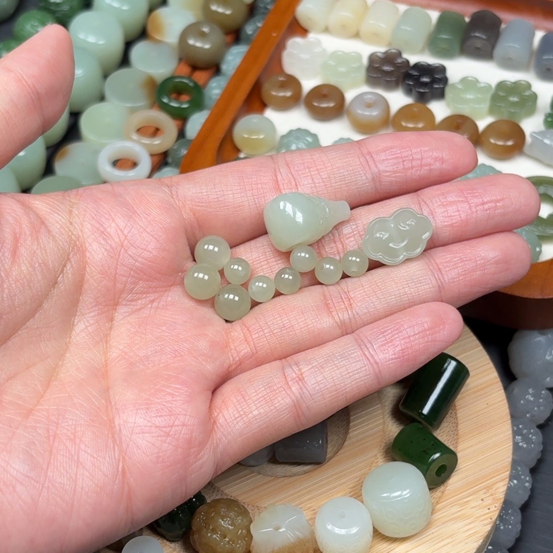 用***莫和田玉未镶嵌颈饰