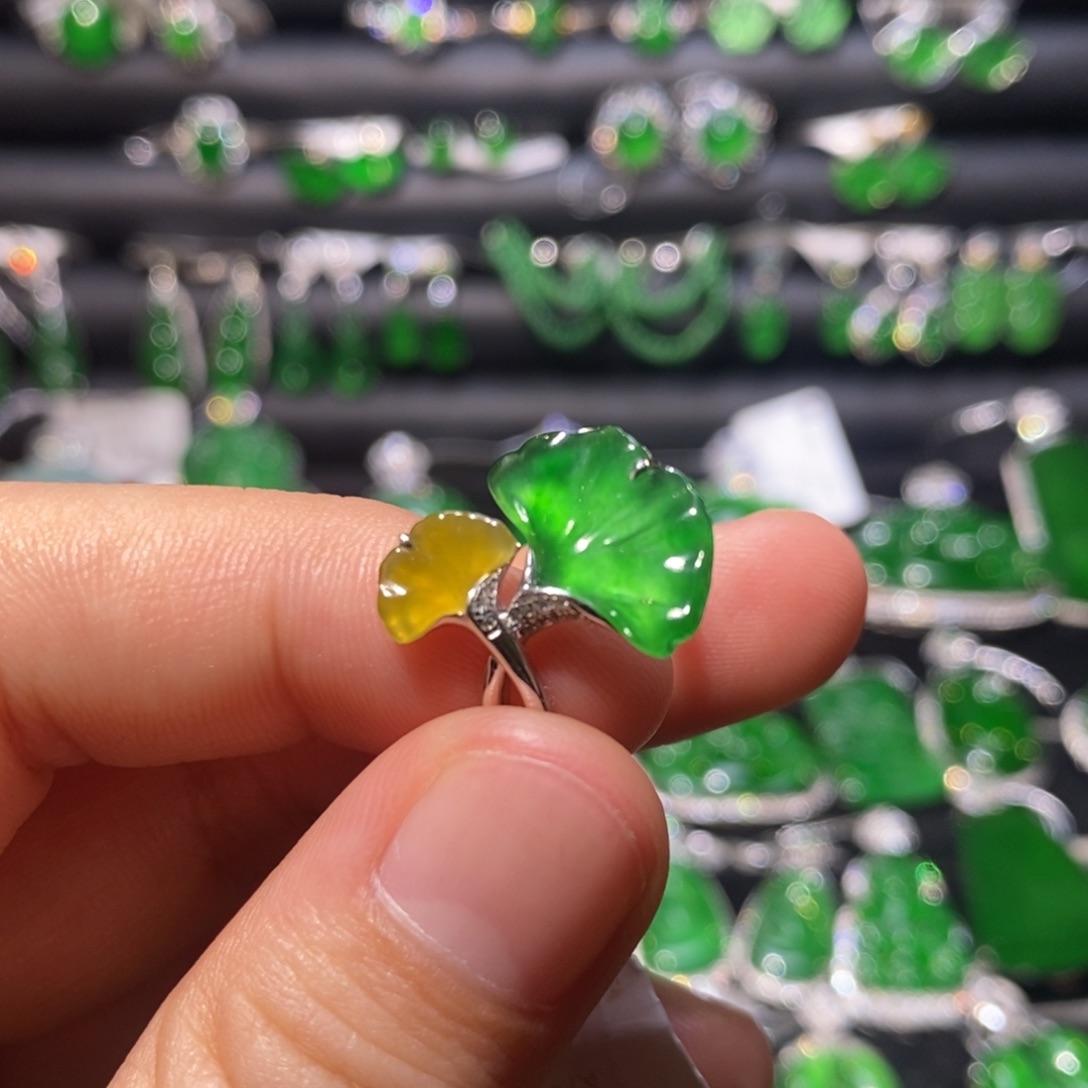 翡翠戒指18K金镶嵌天然翡翠