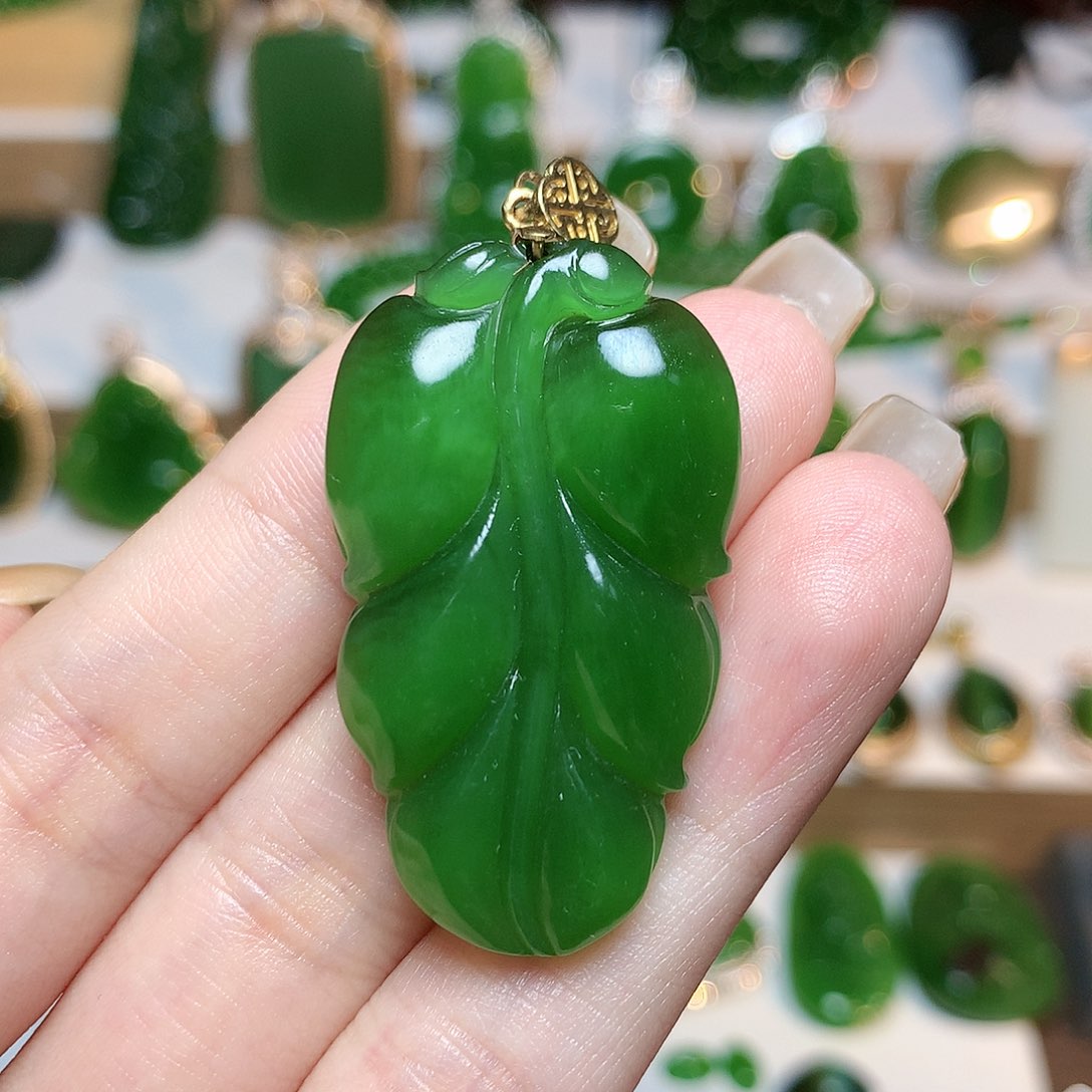 颈饰18K金镶嵌和田玉