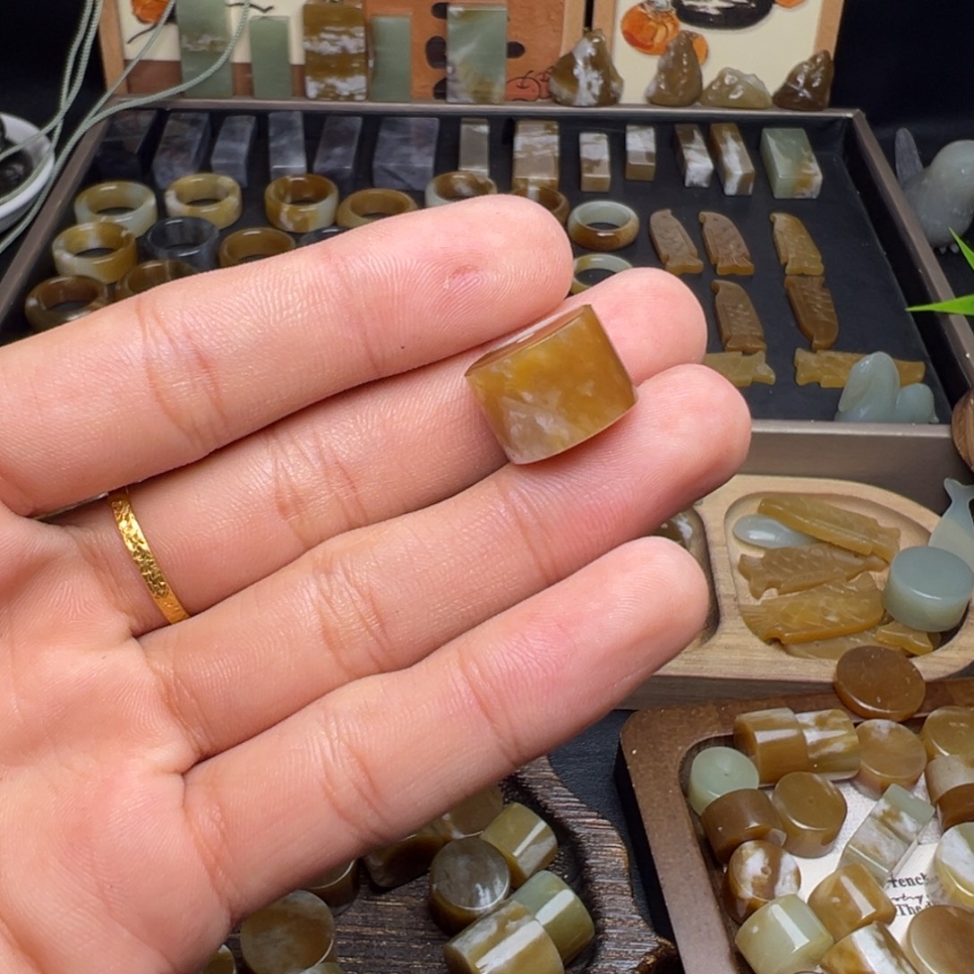 小***宛和田玉（糖玉）未镶嵌珠宝奇石墩子15