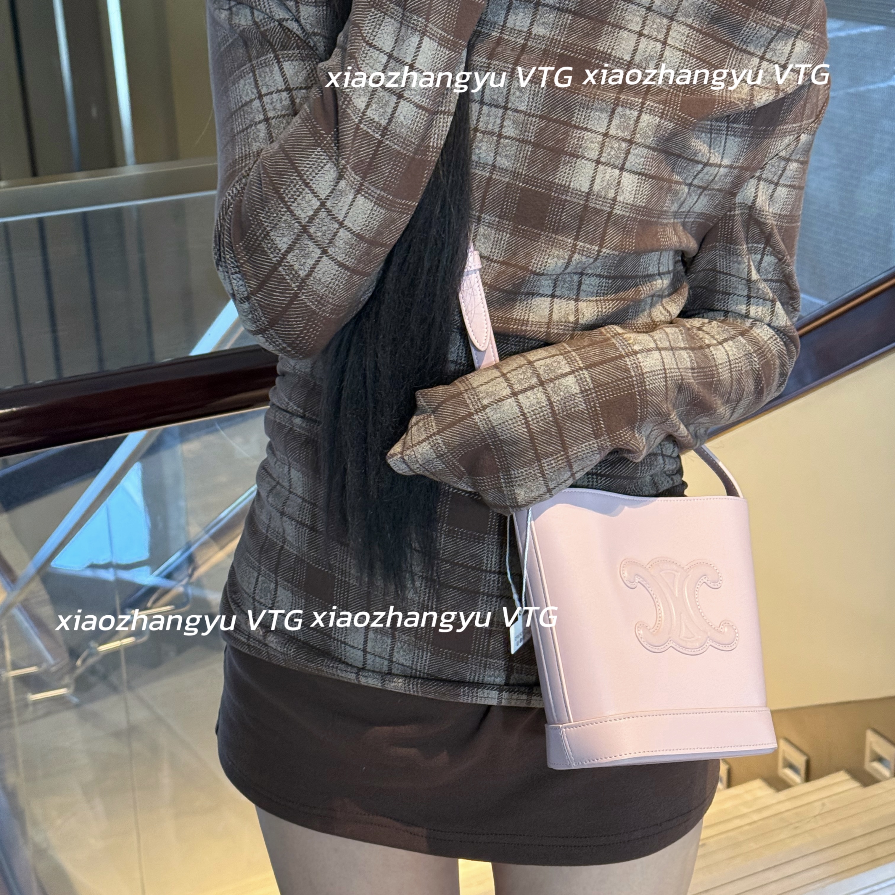 99新 Celine/思琳 celine全皮粉色浮雕logo水桶包/98-99新 