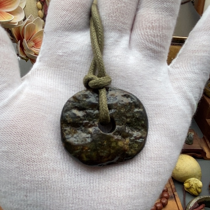 未镶嵌岫岩河磨玉（透闪石质玉）挂件布*