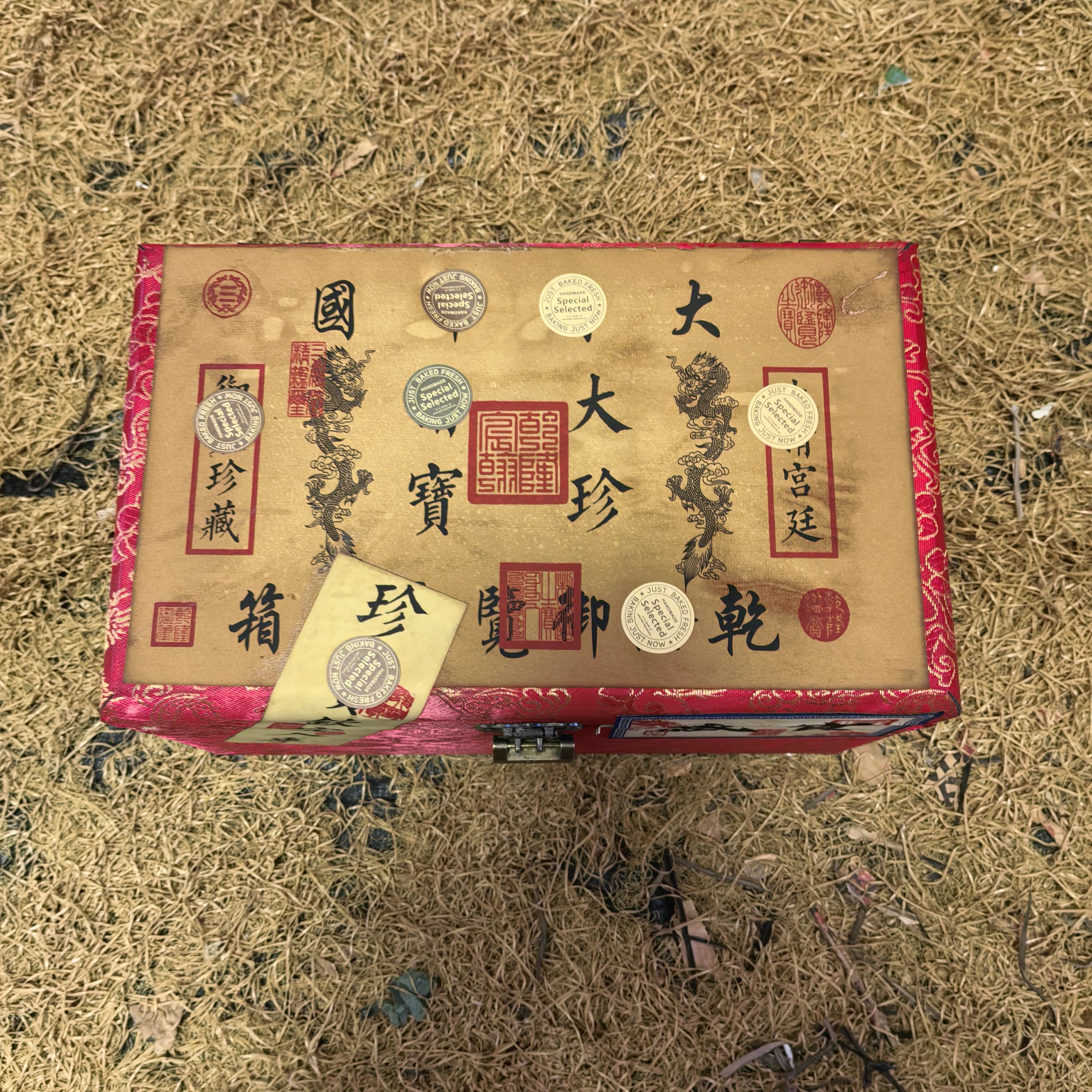 精品红绫箱工艺品摆件