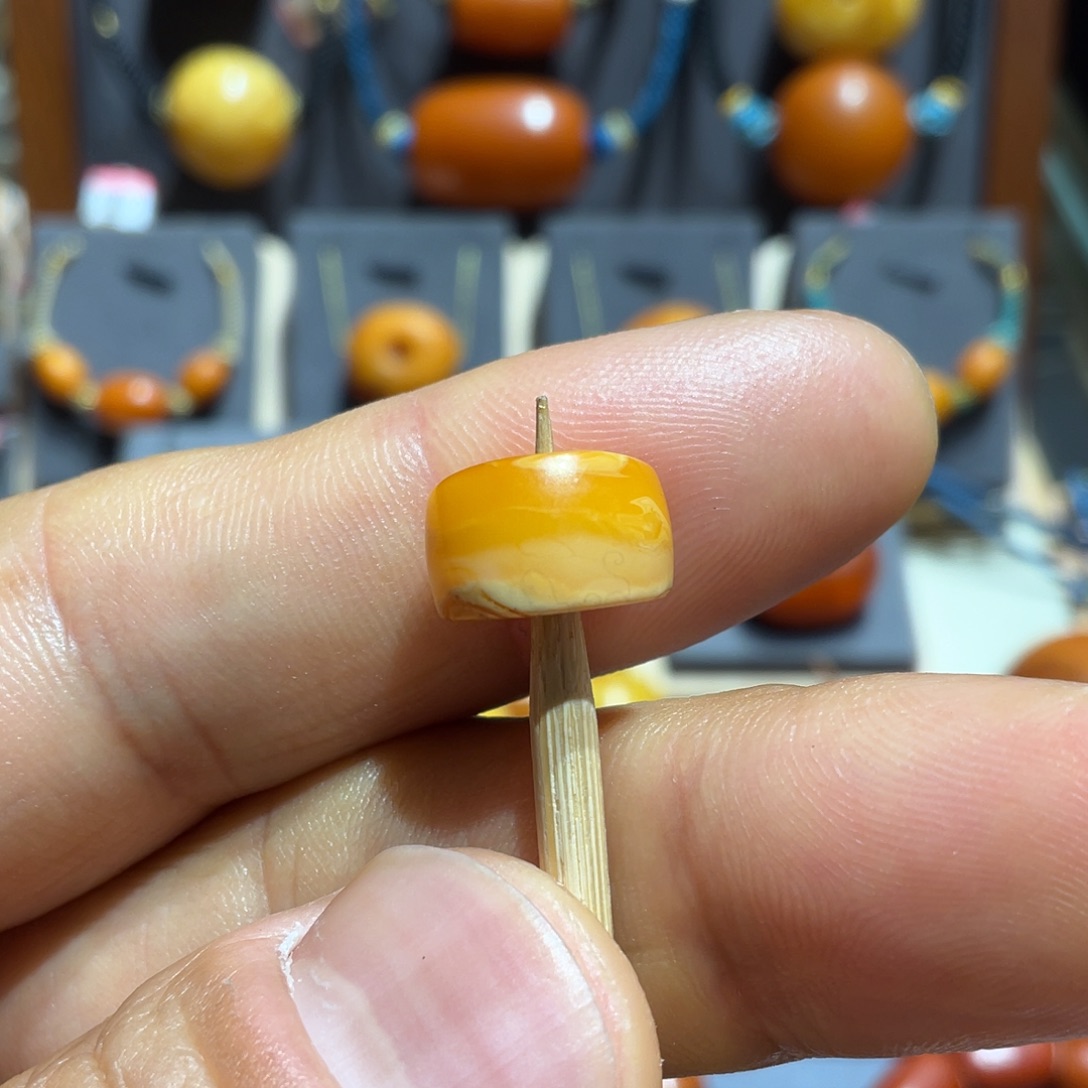 琥珀颈饰未镶嵌白花蜡马蹄珠直径11.8（微瑕）