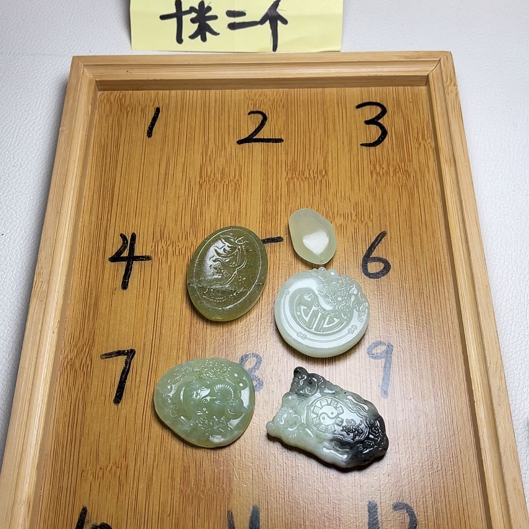 玮***蛇纹石玉未镶嵌颈饰
