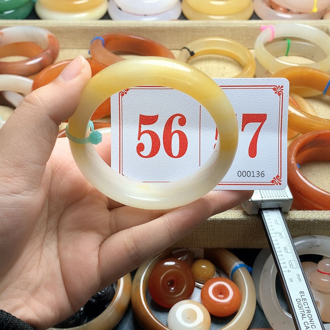 未镶嵌石英质玉（黄龙玉）手镯L****?