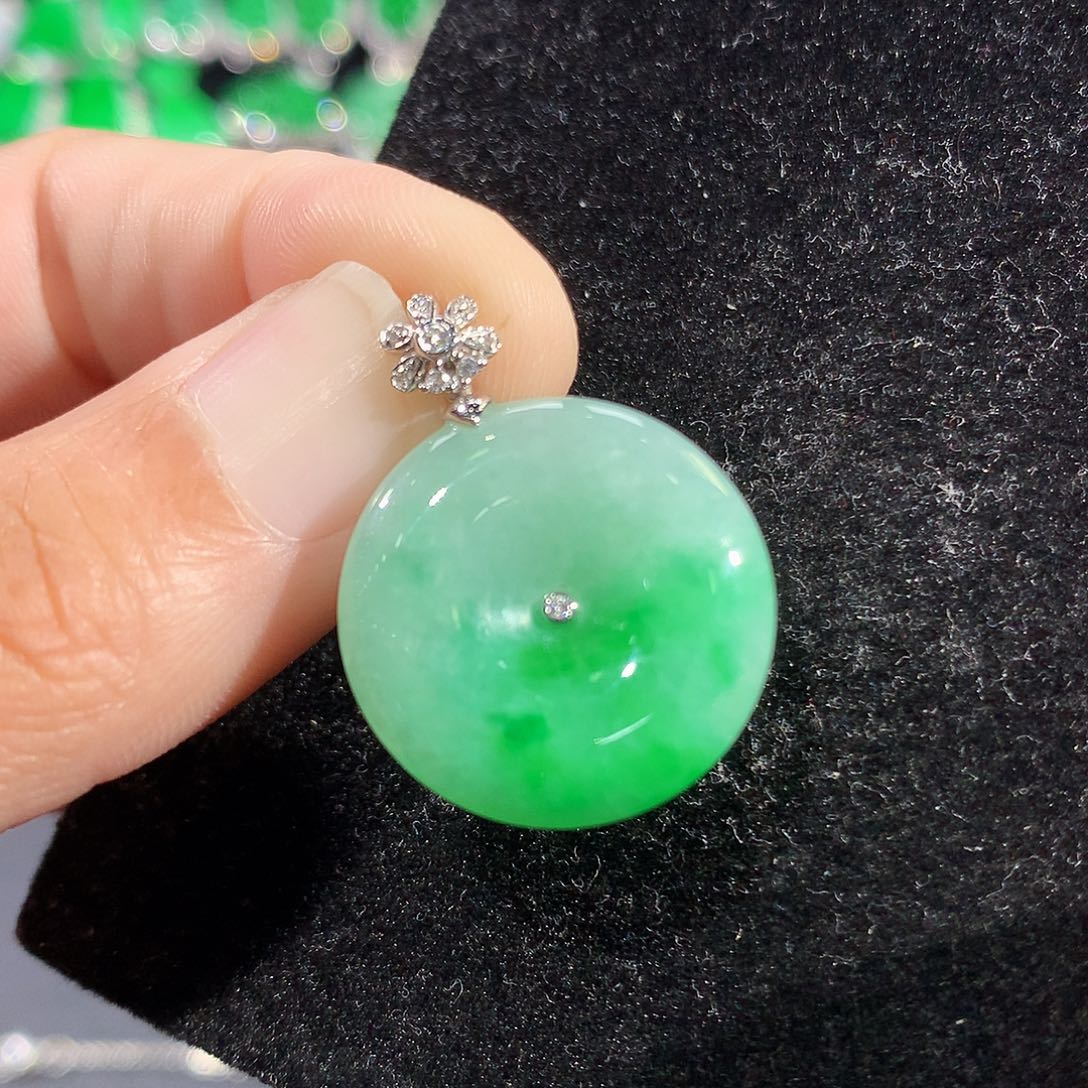 翡翠18K金镶嵌颈饰