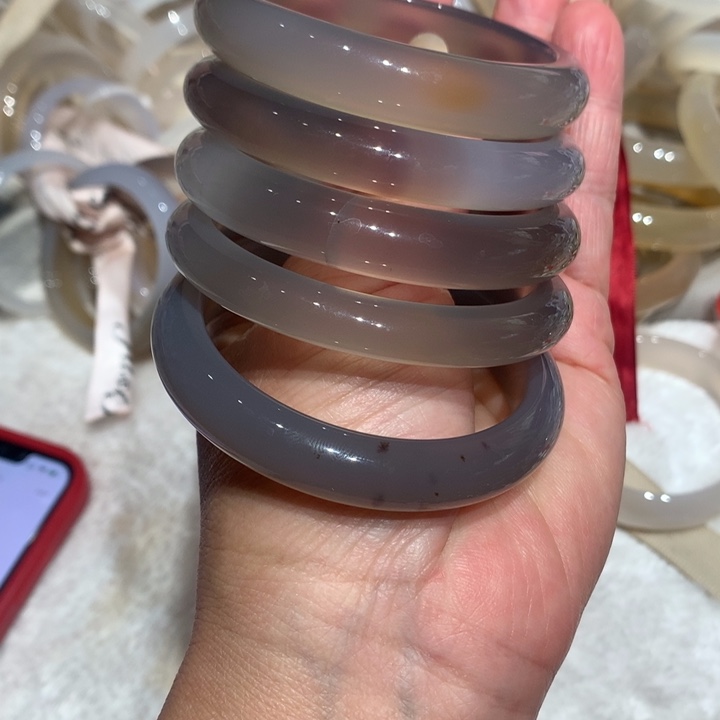 玛瑙/玉髓手镯未镶嵌被****?56.57