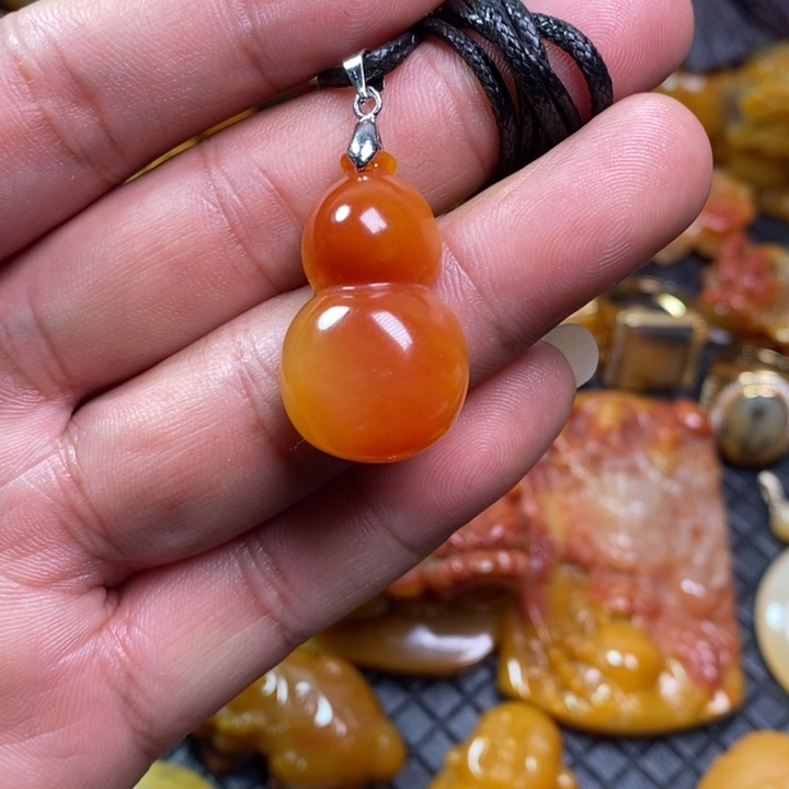 石英质玉（黄龙玉）未镶嵌颈饰