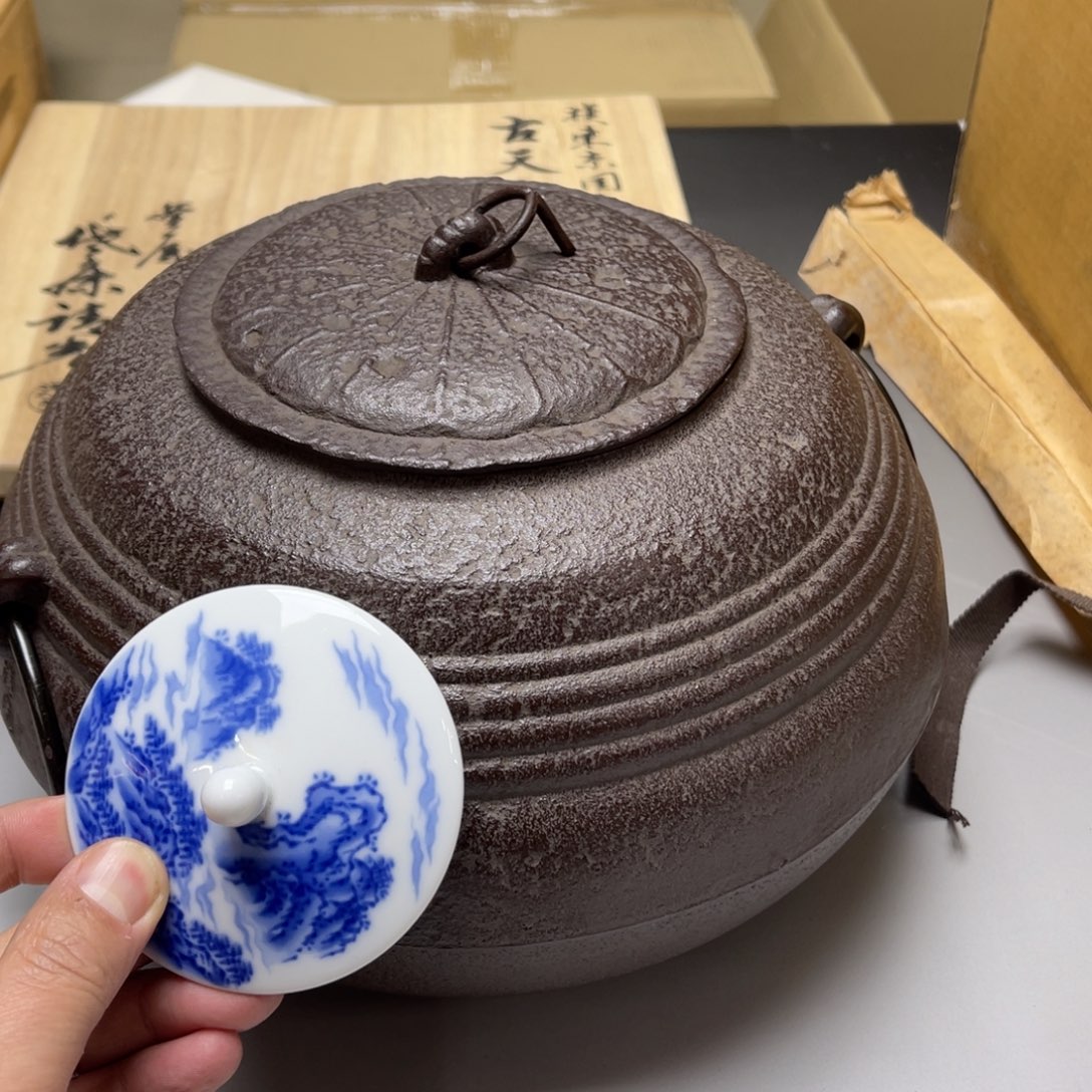 瓷片密密麻麻地排列着一个