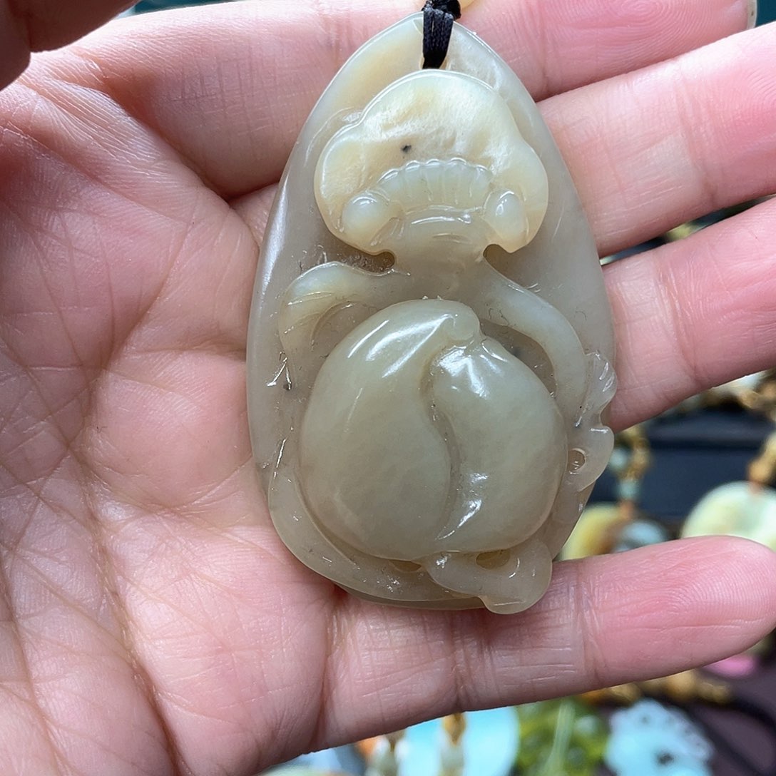 蛇纹石玉颈饰未镶嵌