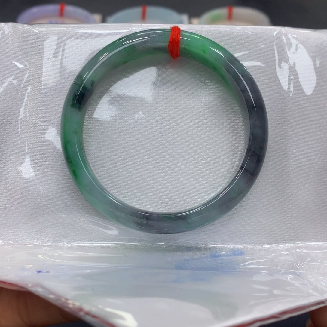 翡翠手镯未镶嵌翡翠