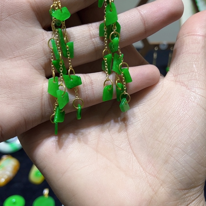 翡翠颈饰未镶嵌耳饰