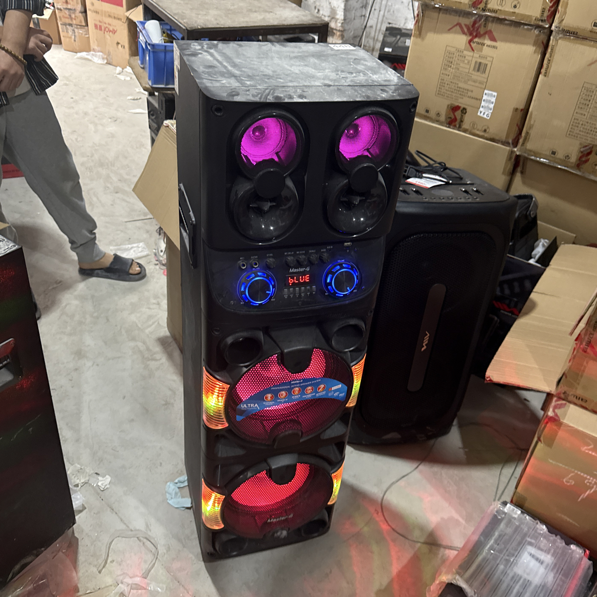 9新  成色旧有磨损，插电款双10寸音响，不包邮，裸机没有任何配件