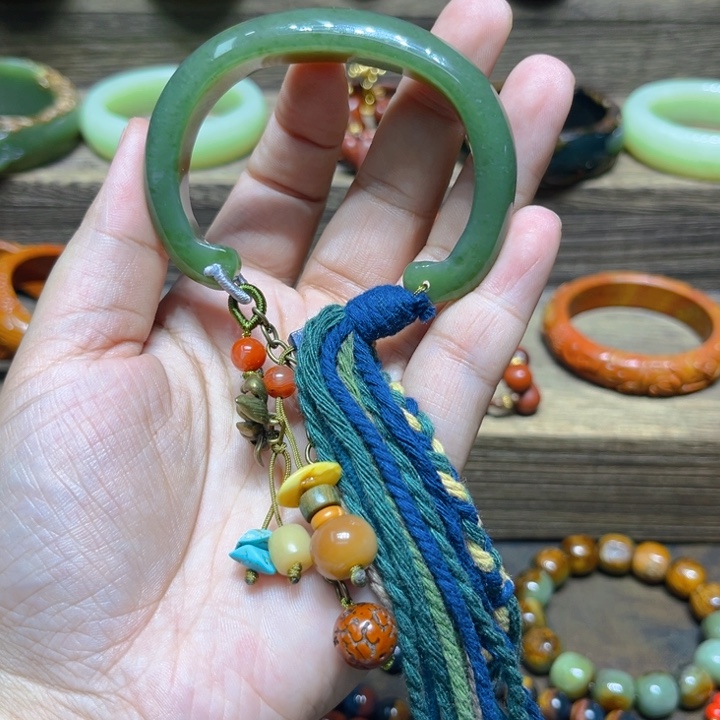 英***英和田玉未镶嵌手镯