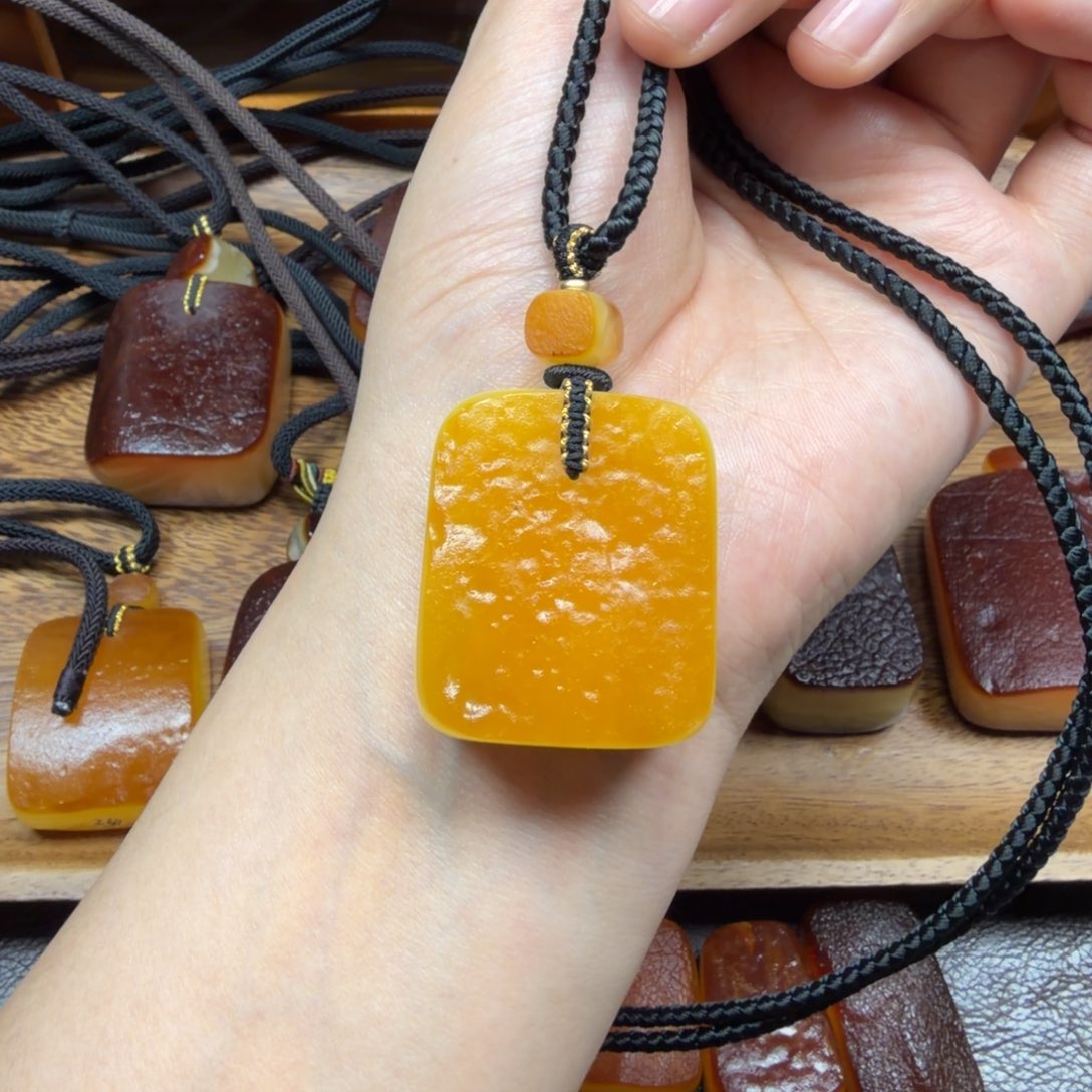 琥珀未镶嵌吊坠(赠链)