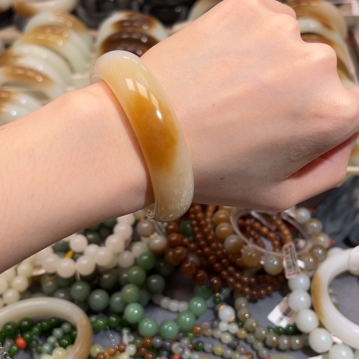 和田玉手镯未镶嵌