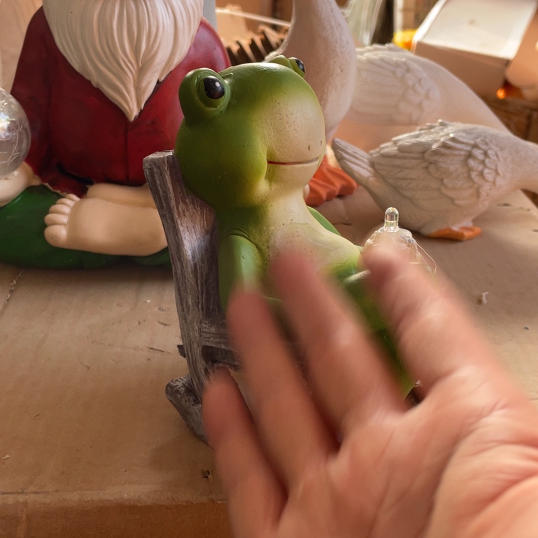 【闪购商品】树脂摇椅青蛙太阳能