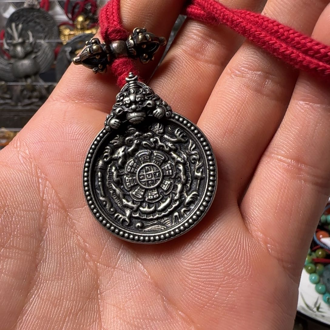 薪***化玻璃颈饰啊啊啊啊啊