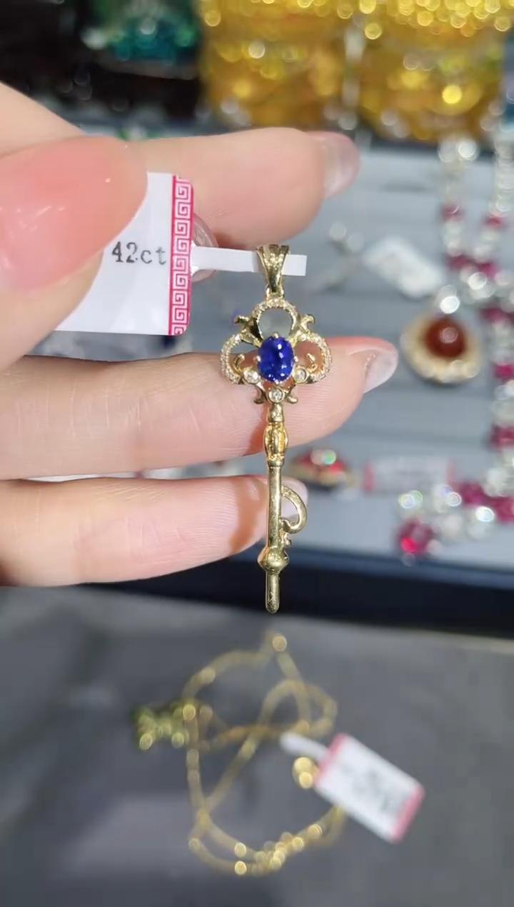 18K金镶嵌天然蓝宝石吊坠钥匙款