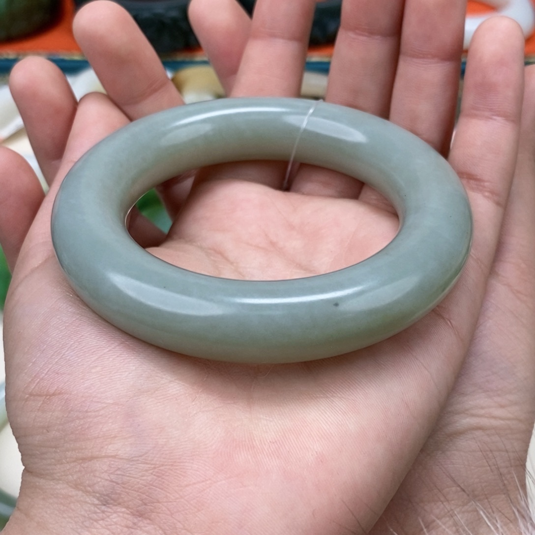 和田玉手镯未镶嵌乘****儿