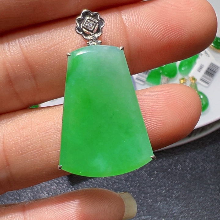 18K金镶嵌挂件翡翠