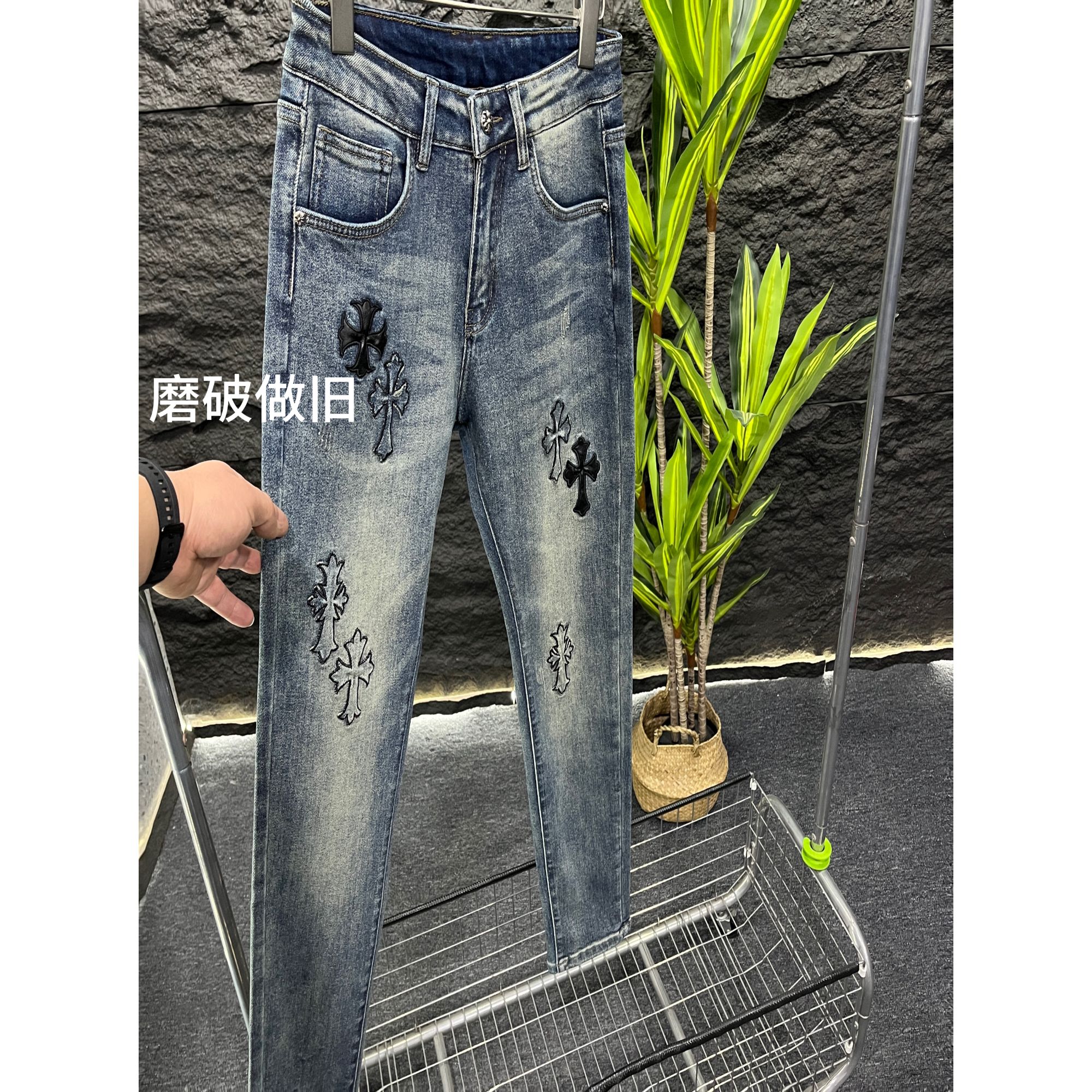 AW拼皮刺绣磨破做旧时尚牛仔裤复古修身水洗牛仔裤