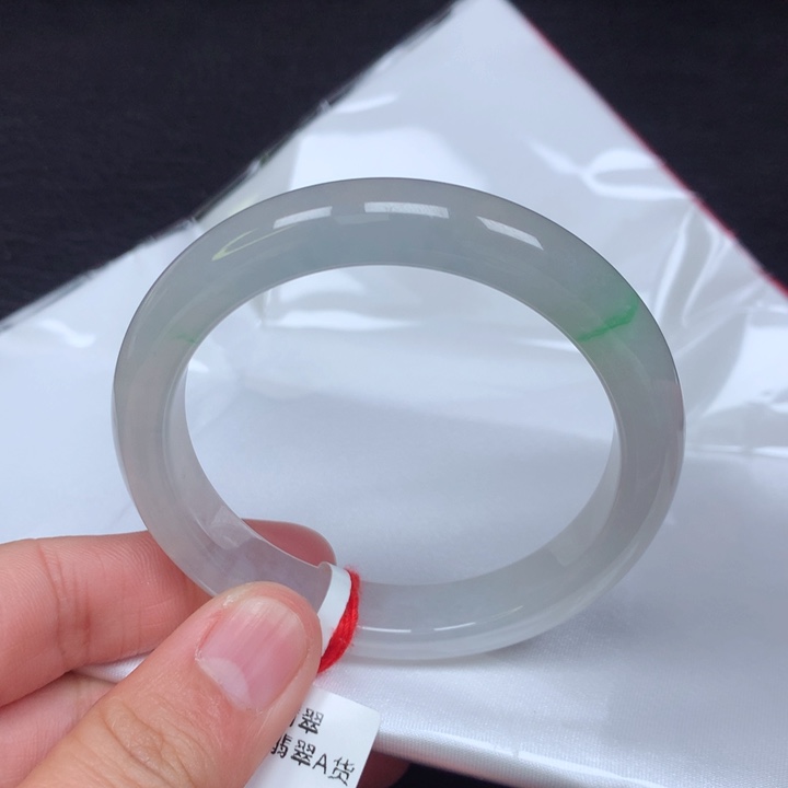 翡翠手镯未镶嵌。