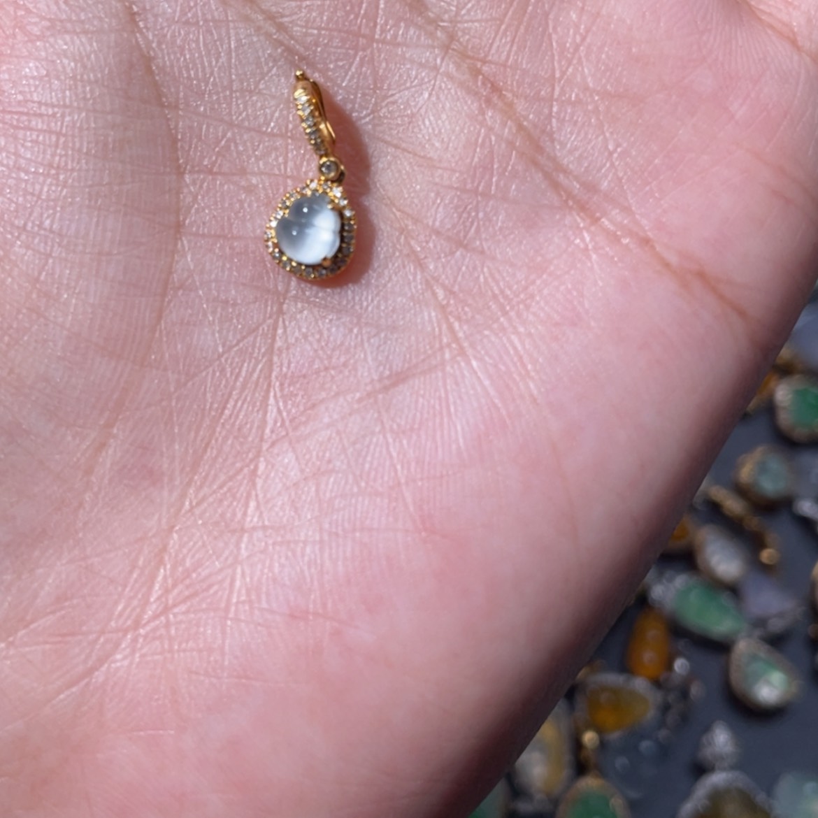 【闪购商品】颈饰18K金镶嵌翡翠S