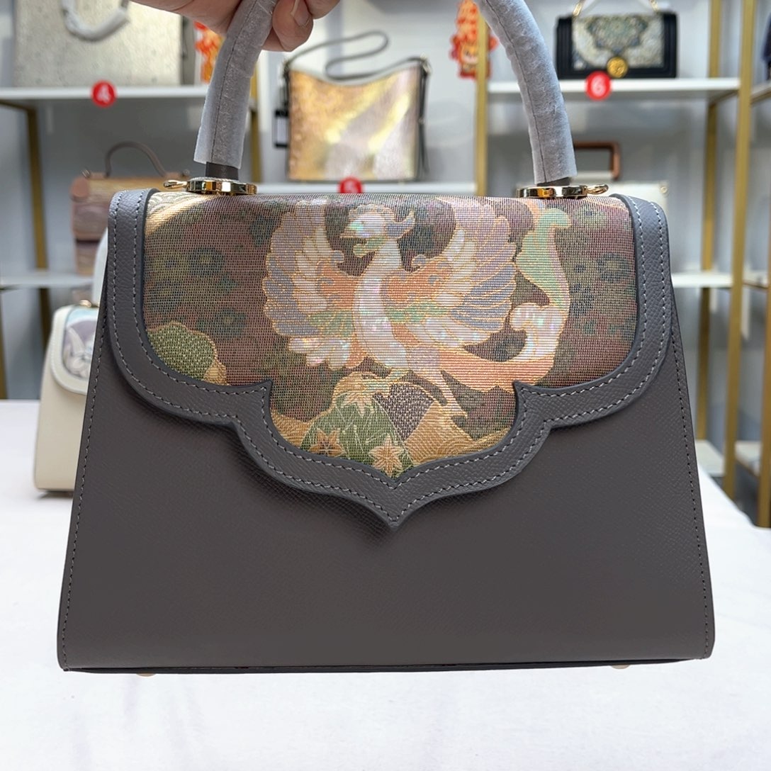 织绣高定风雨中的花朵，倔强又美丽。