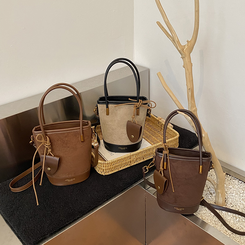 编号（7102）纯色水桶包斜挎包冷门不撞款包包编织时尚抽绳棕色