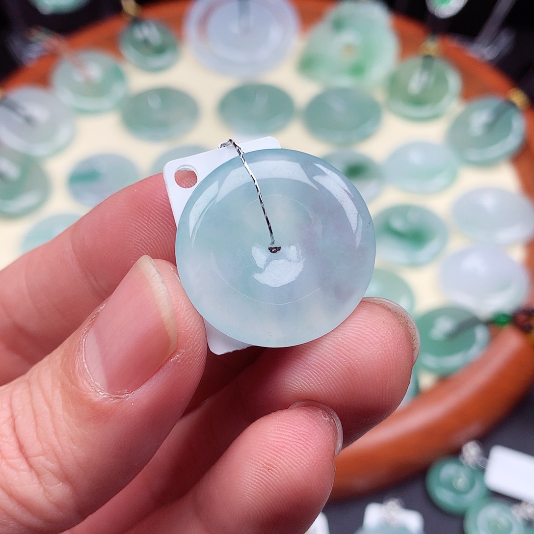 翡翠颈饰未镶嵌平安扣