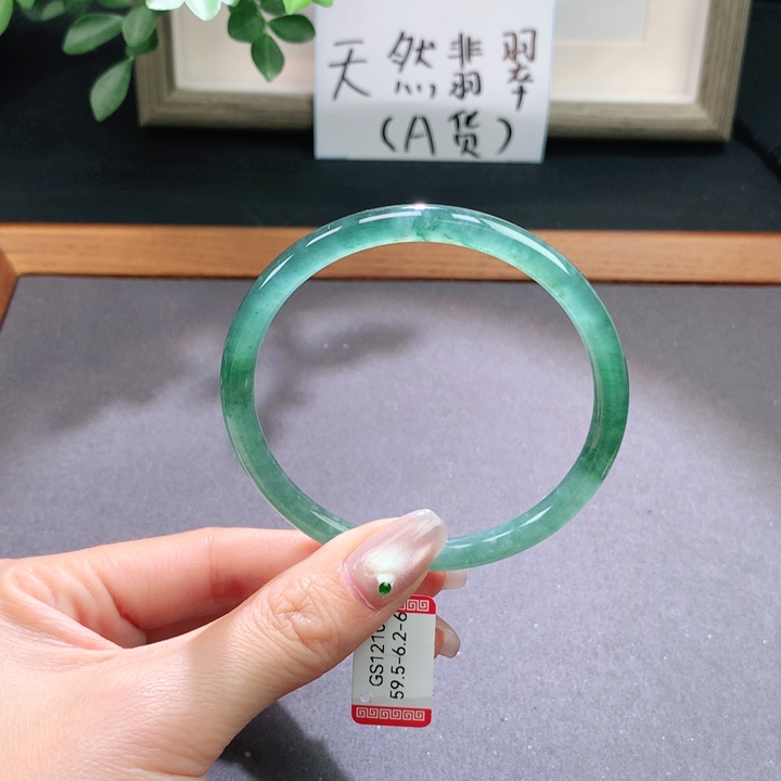 翡翠手镯未镶嵌天然翡翠手镯