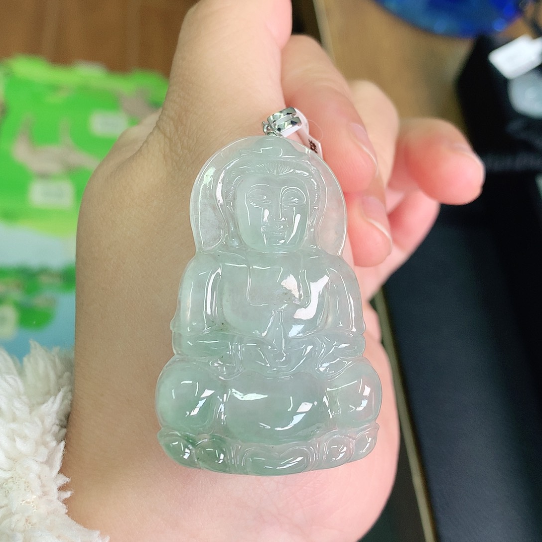 翡翠颈饰18K金镶嵌飘绿大观音51*35*5