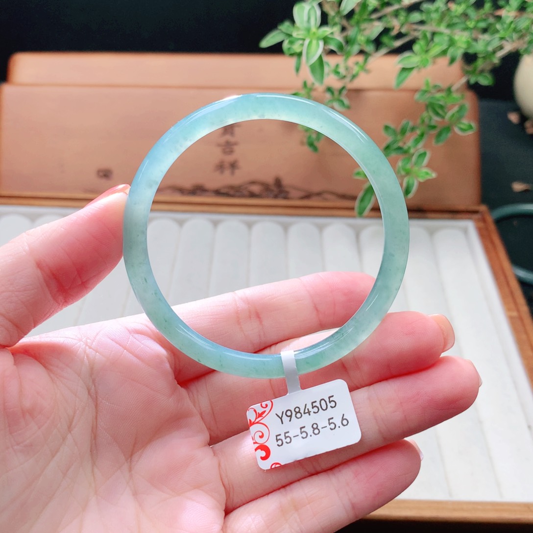 未镶嵌手镯（圆镯）翡翠