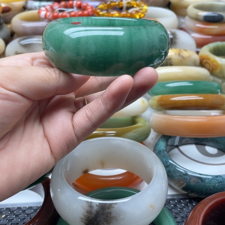 石英岩玉手镯未镶嵌我****。