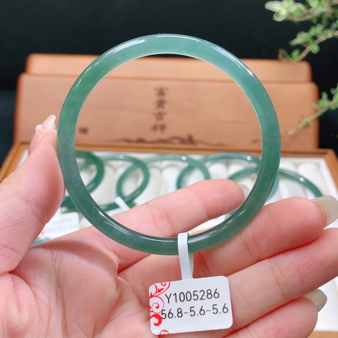 翡翠手镯未镶嵌天然