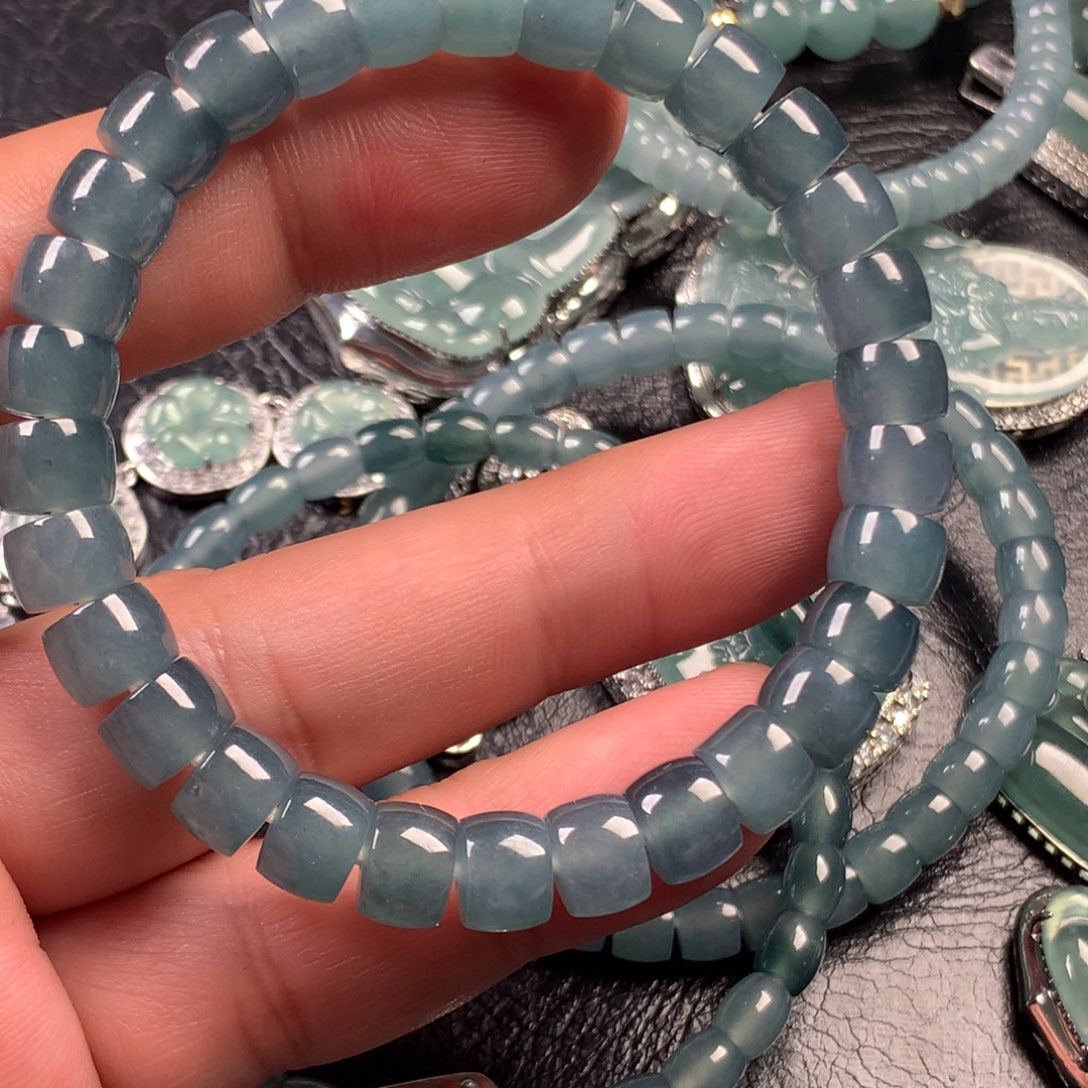 翡翠未镶嵌颈饰冰蓝大直切