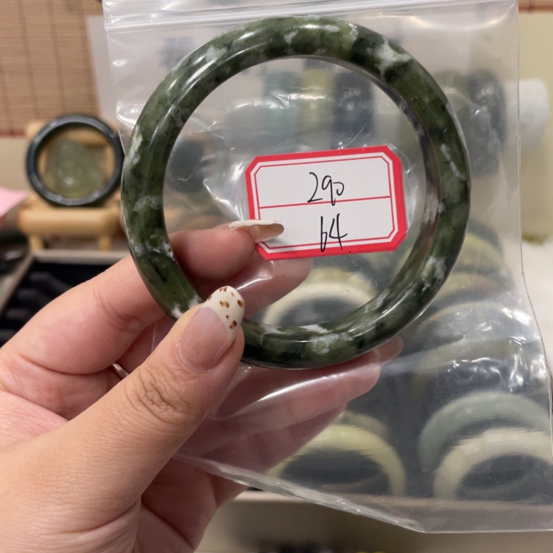 蛇纹石玉手镯未镶嵌