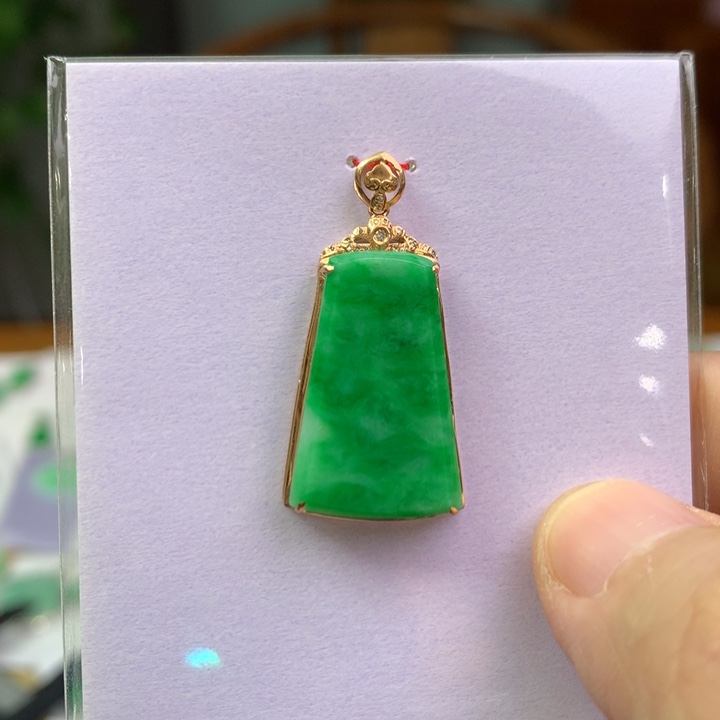 翡翠18K金镶嵌颈饰@***?翡翠吊坠